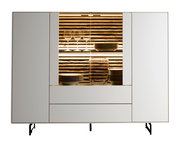 Frontale Ansicht eines modernen Highboards mit weißen Türen und beleuchtetem Innenraum, der Gläser und Geschirr zeigt.