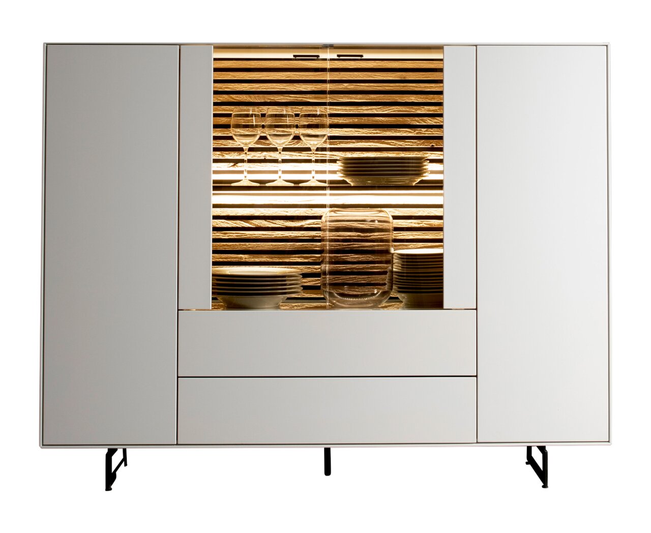 Frontale Ansicht eines modernen Highboards mit weißen Türen und beleuchtetem Innenraum, der Gläser und Geschirr zeigt.
