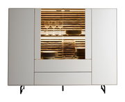 Frontale Ansicht eines modernen Highboards mit weißen Türen und beleuchtetem Innenraum, der Gläser und Geschirr zeigt.