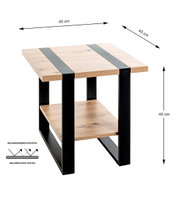 Quadratischer Beistelltisch in Holzoptik mit schwarzem Metallgestell und Ablageboden, melaminharzbeschichtete Oberfläche, Maße ca. 45 x 45 x 45 cm, dargestellt in schräger Frontansicht vor weißem Hintergrund