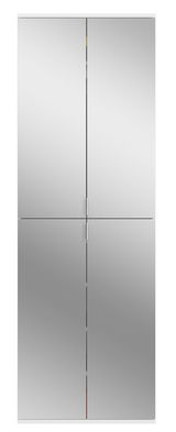 Spiegelschrank mit vier Türen, frontal betrachtet.