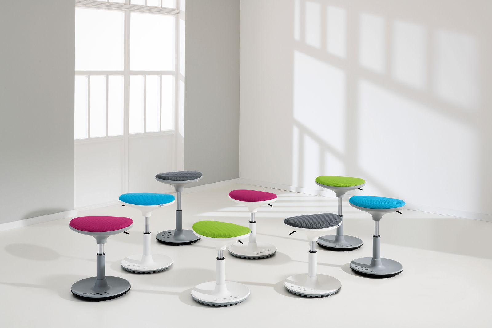 Verschiedene bunte Kinderhocker der Serie SPEEDY mit weißem Gestell, seitliche Perspektive.