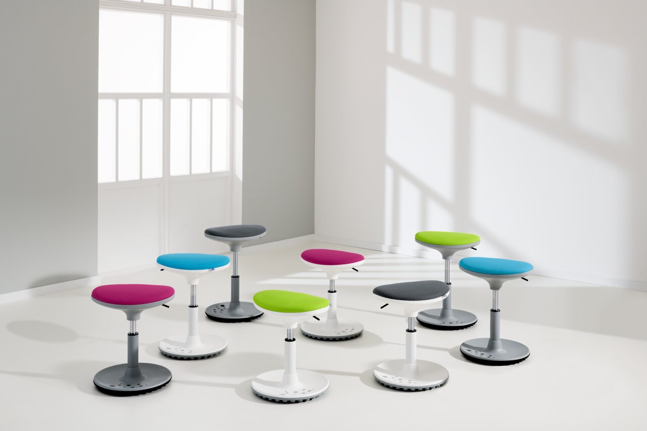 Verschiedene bunte Kinderhocker der Serie SPEEDY mit weißem Gestell, seitliche Perspektive.