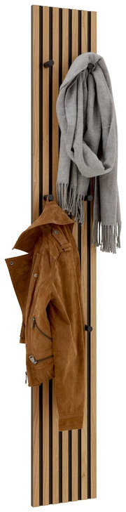 Holz-Paneel-Leiste mit schwarzen Haken, frontal betrachtet, mit einer braunen Jacke und einem grauen Schal aufgehängt.