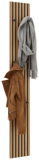 Holz-Paneel-Leiste mit schwarzen Haken, frontal betrachtet, mit einer braunen Jacke und einem grauen Schal aufgehängt.