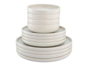 Stapel von weißen Tellern und Schalen aus einem 12-teiligen Tellerset, seitliche Perspektive