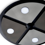 Detailansicht aus der Untersicht einer modernen runden Deckenleuchte mit schwarzem Rahmen, grauen Segmentflächen und drei leuchtenden LED-Modulen