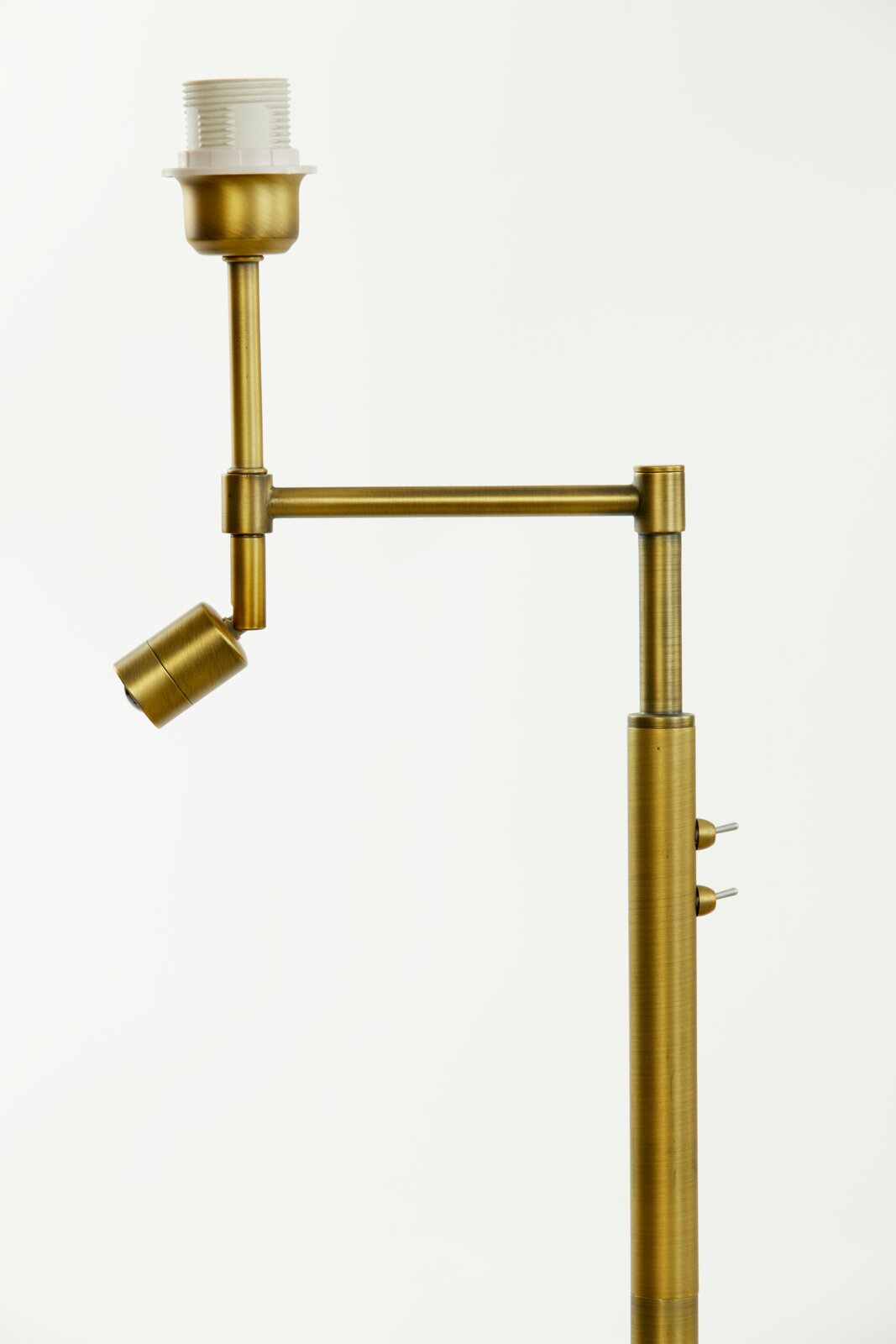 Close-up van een staande lamp van geborsteld messing met een verstelbare arm en twee schakelaars aan de zijkant.
