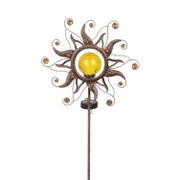Decoratieve zonne-lamp in de vorm van een zon met een gele glazen bol, vooraanzicht