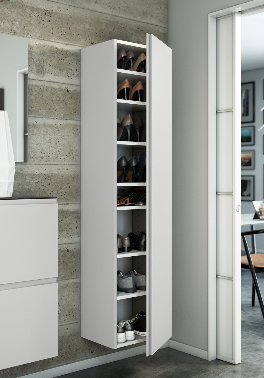 Moderano Hänge-Garderobenschrank LECCO Moderner weißer Hänge-Garderobenschrank mit mehreren Fächern, gefüllt mit Schuhen, aus seitlicher Perspektive betrachtet.