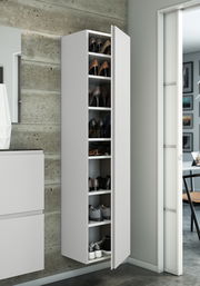 Moderner weißer Hänge-Garderobenschrank mit mehreren Fächern, gefüllt mit Schuhen, aus seitlicher Perspektive betrachtet.