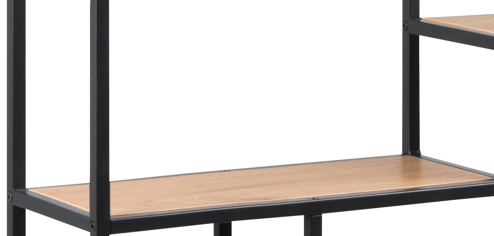 Nahaufnahme eines Wandregals mit schwarzem Metallrahmen und Holzböden, seitliche Perspektive