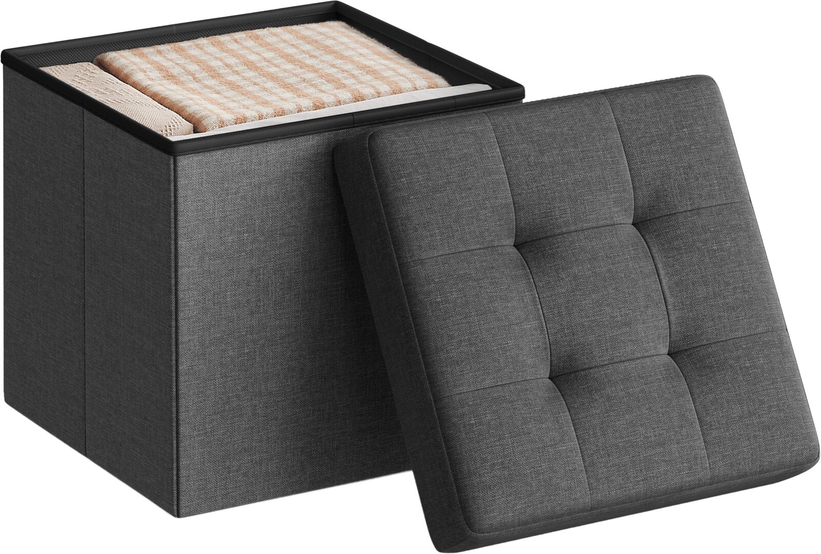 Graue, gepolsterte Aufbewahrungsbox/Sitzhocker aus Stoff mit abgenommenem Deckel, oben mit Decken gefüllt; Produktansicht in schräger Perspektive von vorne/oben.