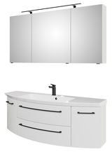 Moderne Badkombination mit dreiteiligem Spiegelschrank und Waschbeckenunterschrank in Weiß mit schwarzen Griffen, seitliche Perspektive.