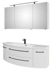 Moderne Badkombination mit dreiteiligem Spiegelschrank und Waschbeckenunterschrank in Weiß mit schwarzen Griffen, seitliche Perspektive.