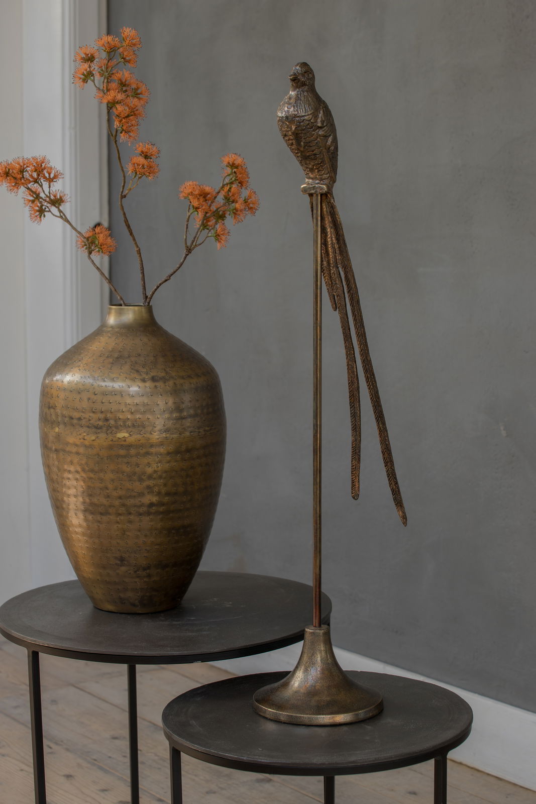 Beistelltisch mit dekorativer Vase und Skulptur eines Vogels, seitliche Perspektive