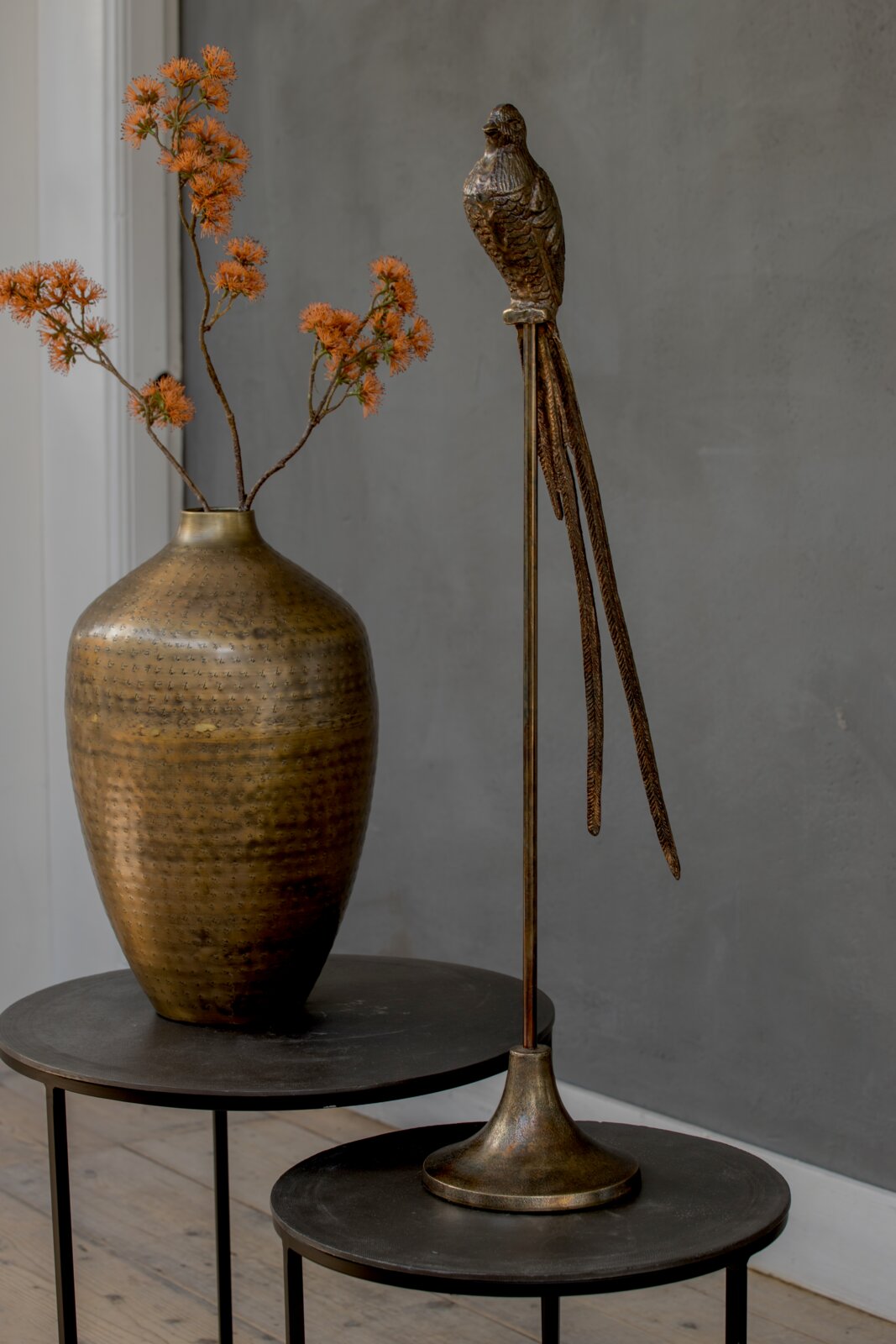 Beistelltisch mit dekorativer Vase und Skulptur eines Vogels, seitliche Perspektive