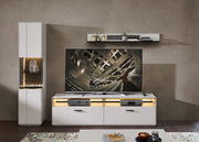 Modernes Wohnzimmer mit Wandboard in Weiß, dekoriert mit Pflanzen und Büchern, aus der Frontalperspektive.