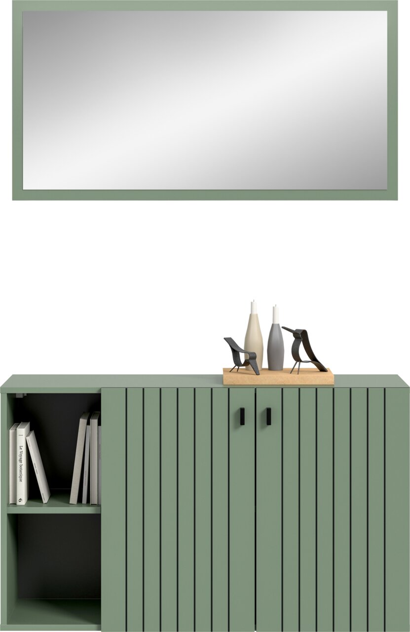 Modernes Sideboard in Salbeigrün mit vertikaler Rillenfront, links offenem Regal mit Büchern und zwei Türen mit schwarzen Griffen; oben Deko und großer Spiegel, frontal aus leicht erhöhter Perspektive