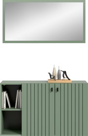 Modernes Sideboard in Salbeigrün mit vertikaler Rillenfront, links offenem Regal mit Büchern und zwei Türen mit schwarzen Griffen; oben Deko und großer Spiegel, frontal aus leicht erhöhter Perspektive