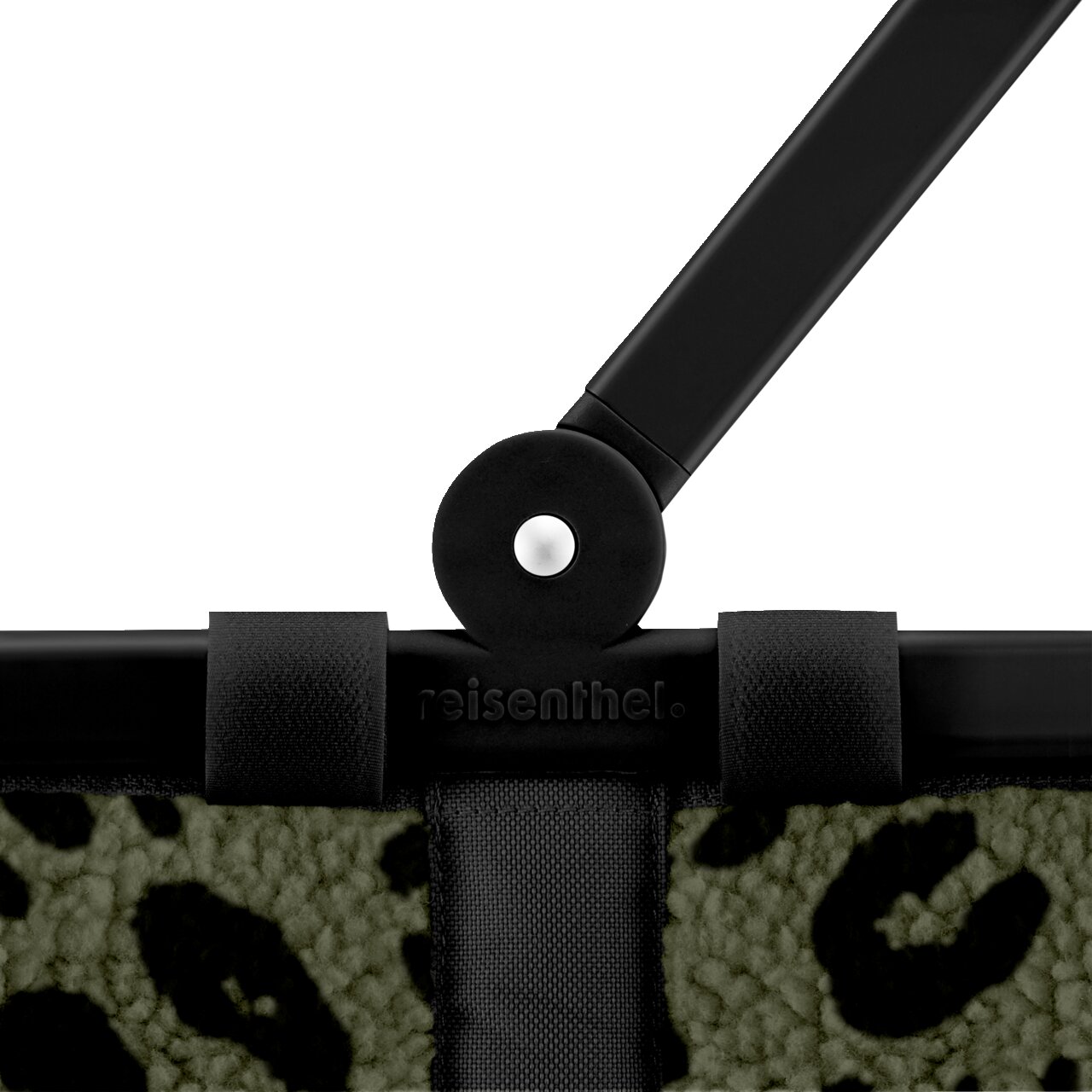 Nahaufnahme des oberen Teils eines carrybag XS mit schwarzem Griff und grünem Leopardenmuster, von vorne betrachtet.