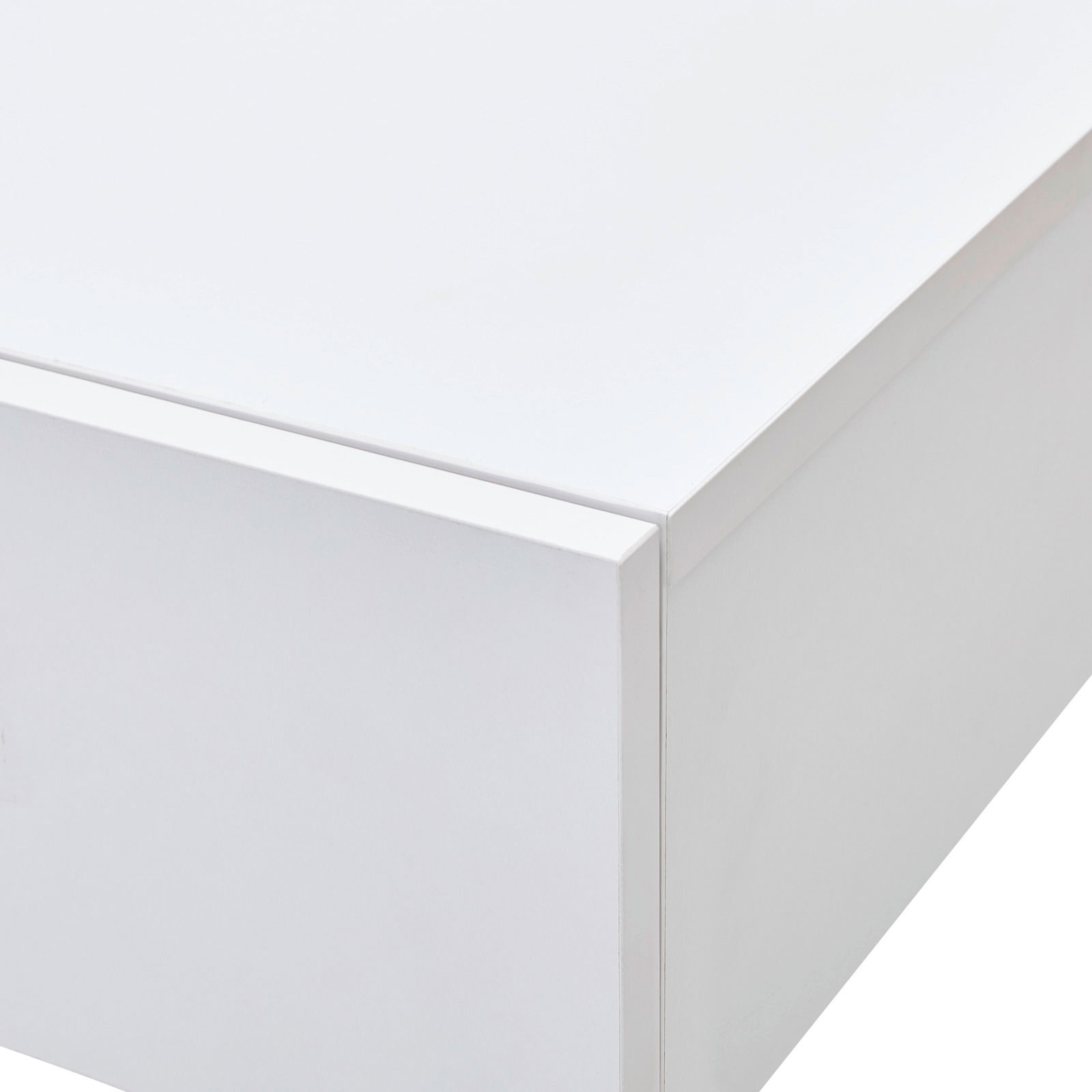 Weiße Wandkonsole in Nahaufnahme, perspektivisch von oben rechts fotografiert.