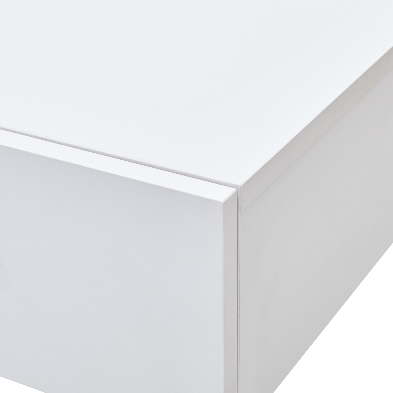 Weiße Wandkonsole in Nahaufnahme, perspektivisch von oben rechts fotografiert.