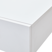 Weiße Wandkonsole in Nahaufnahme, perspektivisch von oben rechts fotografiert.