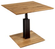 Moderner Couchtisch aus Holz mit quadratischer Tischplatte und stabilem Metallfuß, seitliche Perspektive