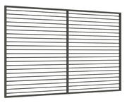 Moderner Sichtschutz aus Aluminium mit horizontalen Lamellen, seitliche Perspektive