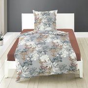 Bettwäsche-Set aus Mako-Satin mit floralem Muster in Grau, Weiß und Erdtönen, auf einem weißen Bettgestell in einem modernen Schlafzimmer, Vorderansicht