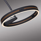 Moderne LED-Bogenleuchte in schwarzem Design mit Holzdetails, seitliche Perspektive
