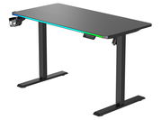 Moderner E-Gaming Tisch mit LED-Beleuchtung und Getränkehalter, seitliche Perspektive