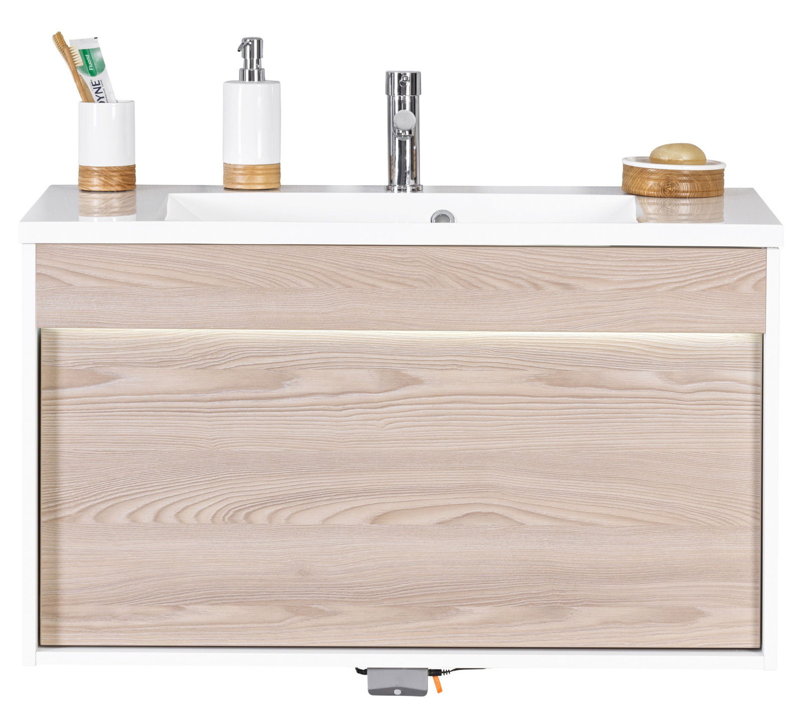 Moderner Waschplatz mit Holzoptik, frontal fotografiert, mit integriertem Waschbecken, Seifenspender und Zahnbürstenhalter.