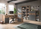Moderner Büroschrank in Holzoptik mit grauen Türen, umgeben von Regalen und einem Schreibtisch, aus der Perspektive eines hellen, geräumigen Büros.