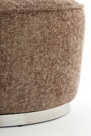 Nahaufnahme eines Sessels mit braunem, strukturiertem Stoffbezug und silbernem Metallfuß, seitliche Perspektive.