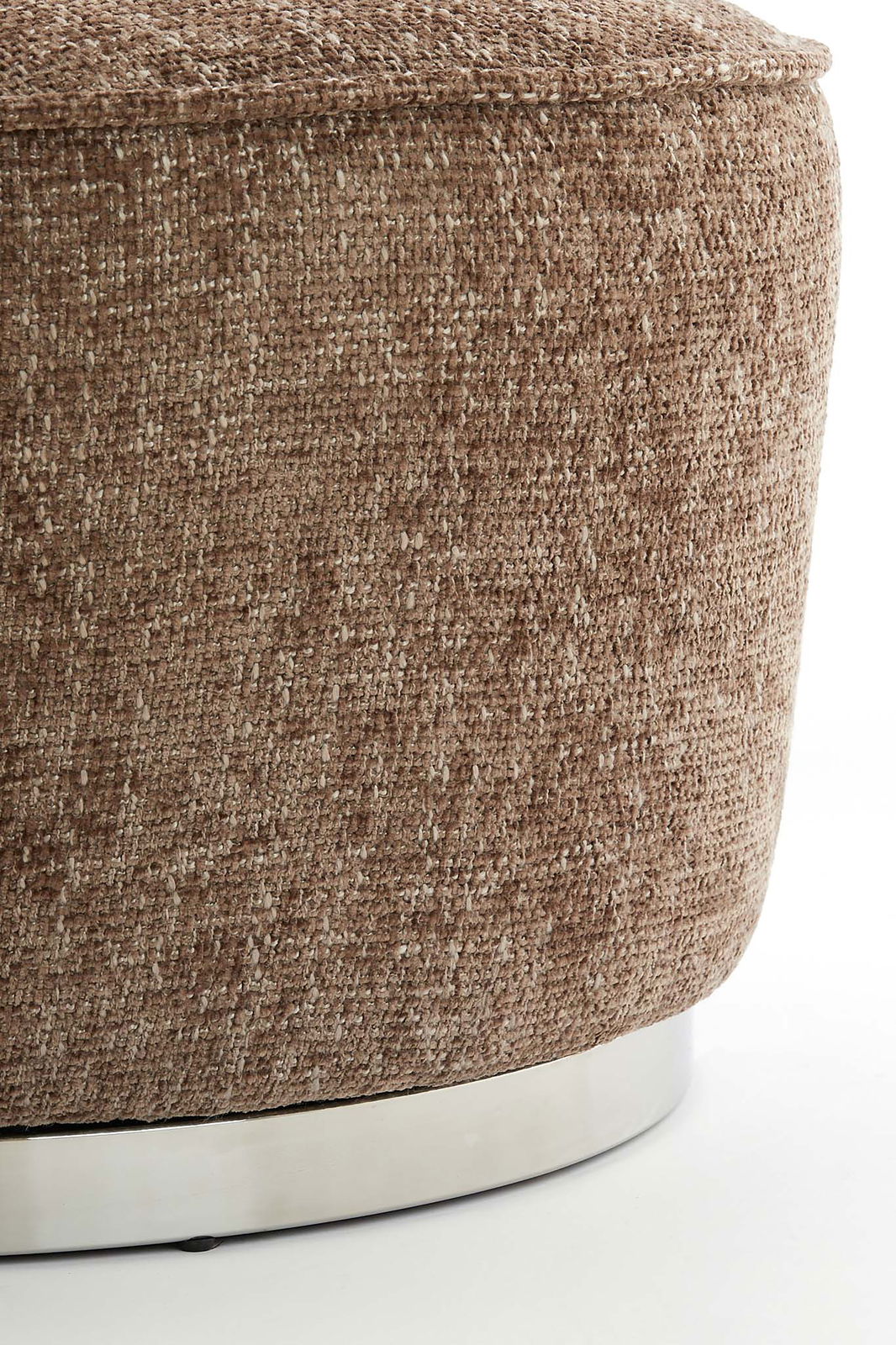 Nahaufnahme eines Sessels mit braunem, strukturiertem Stoffbezug und silbernem Metallfuß, seitliche Perspektive.