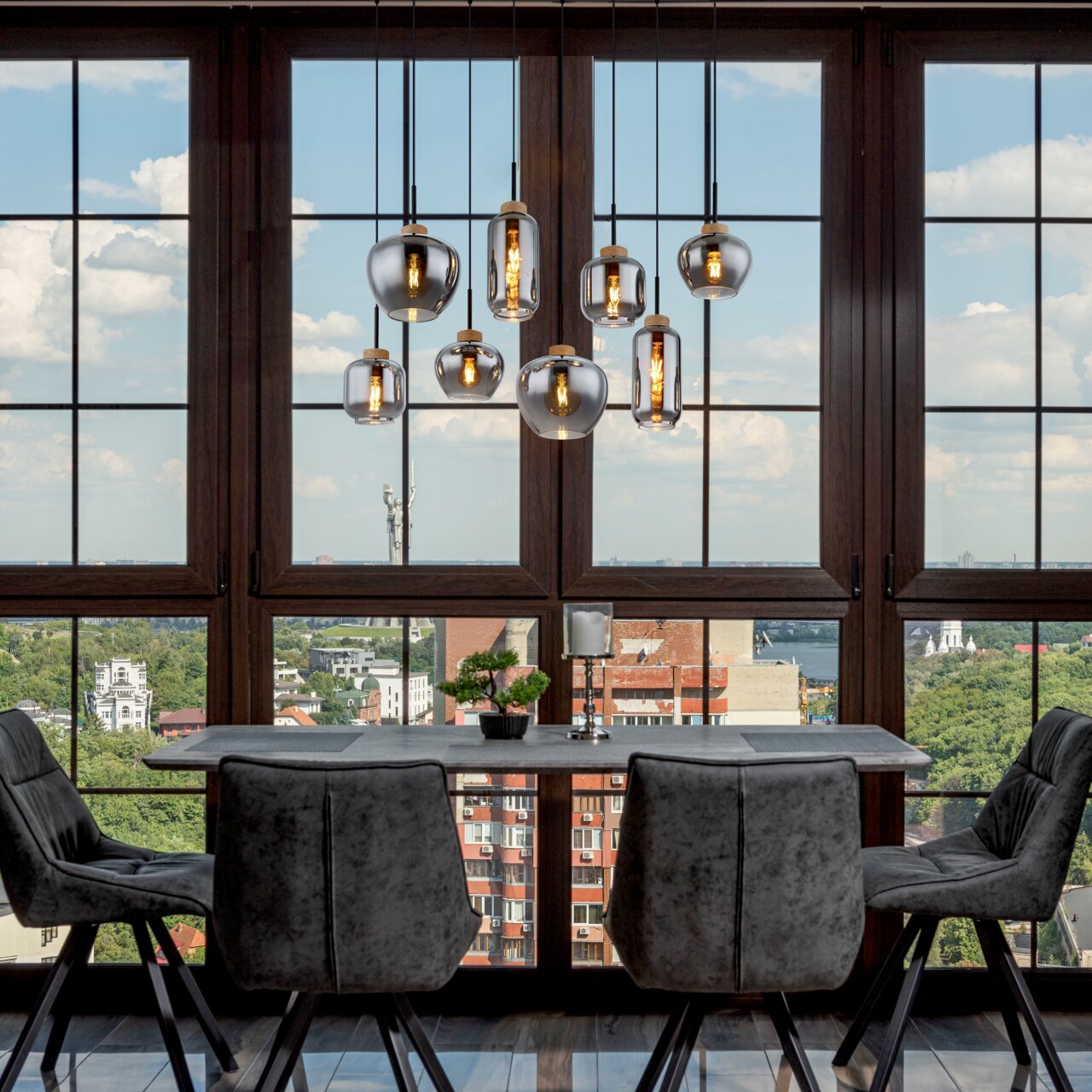 Globo Lighting Hängeleuchte MATT Moderne Hängeleuchte mit mehreren Glühbirnen in einem Esszimmer mit Panoramafenster, seitliche Perspektive.