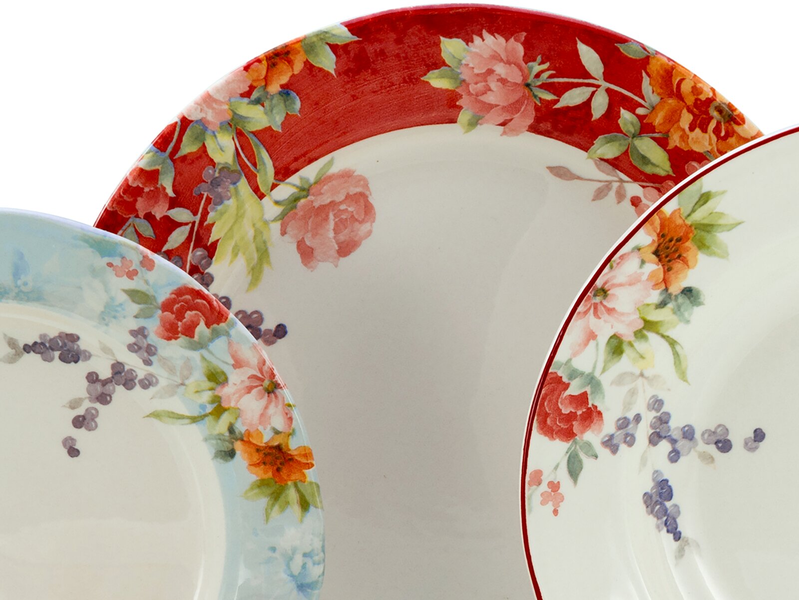 Drei dekorative Porzellanteller mit floralen Motiven und farbigen Rändern (rot und hellblau) in Nahaufnahme, Draufsicht auf die Telleroberseiten.