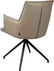 Beige gestoffeerde fauteuil met hoge rugleuning en een zwart metalen draaivoet met vier poten, zijaanzicht van de rugleuning (licht van achteren).