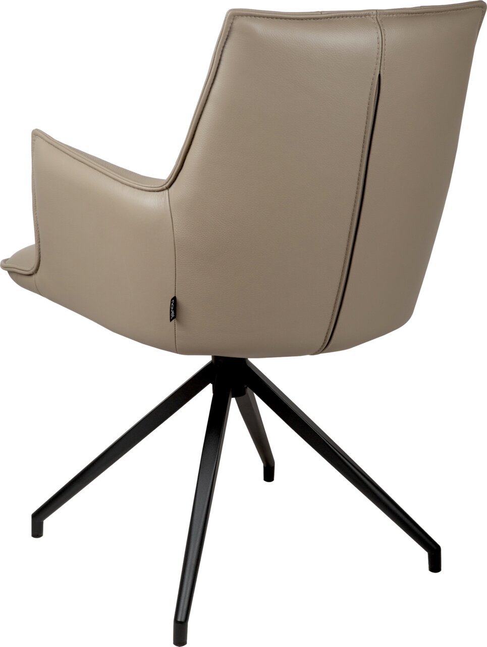 Beige gestoffeerde fauteuil met hoge rugleuning en een zwart metalen draaivoet met vier poten, zijaanzicht van de rugleuning (licht van achteren).