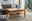 Holz-Couchtisch mit Schublade und Ablage, frontal fotografiert in modernem Wohnzimmer.