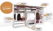 Schwebetürenschrank mit offener Frontansicht, zeigt Schubkästen, Türdämpfer und T-Einteilung mit Kleiderstange und Regalböden, Innendekor in Texline-Optik.