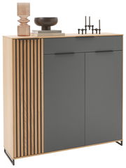 Moderner XL-Schuhschrank mit Holz- und Grauelementen, dekoriert mit einer Vase, einer Schale und Kerzenhaltern, aus der Frontalperspektive.