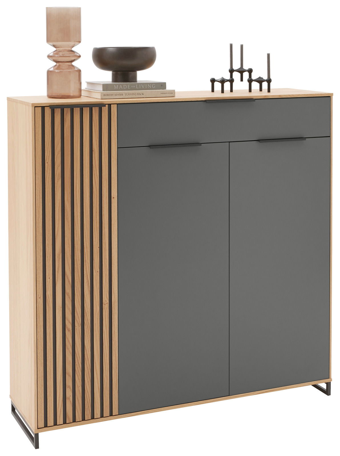 Dieter Knoll XL-Schuhschrank RIVA Moderner XL-Schuhschrank mit Holz- und Grauelementen, dekoriert mit einer Vase, einer Schale und Kerzenhaltern, aus der Frontalperspektive.