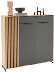 Moderner XL-Schuhschrank mit Holz- und Grauelementen, dekoriert mit einer Vase, einer Schale und Kerzenhaltern, aus der Frontalperspektive.