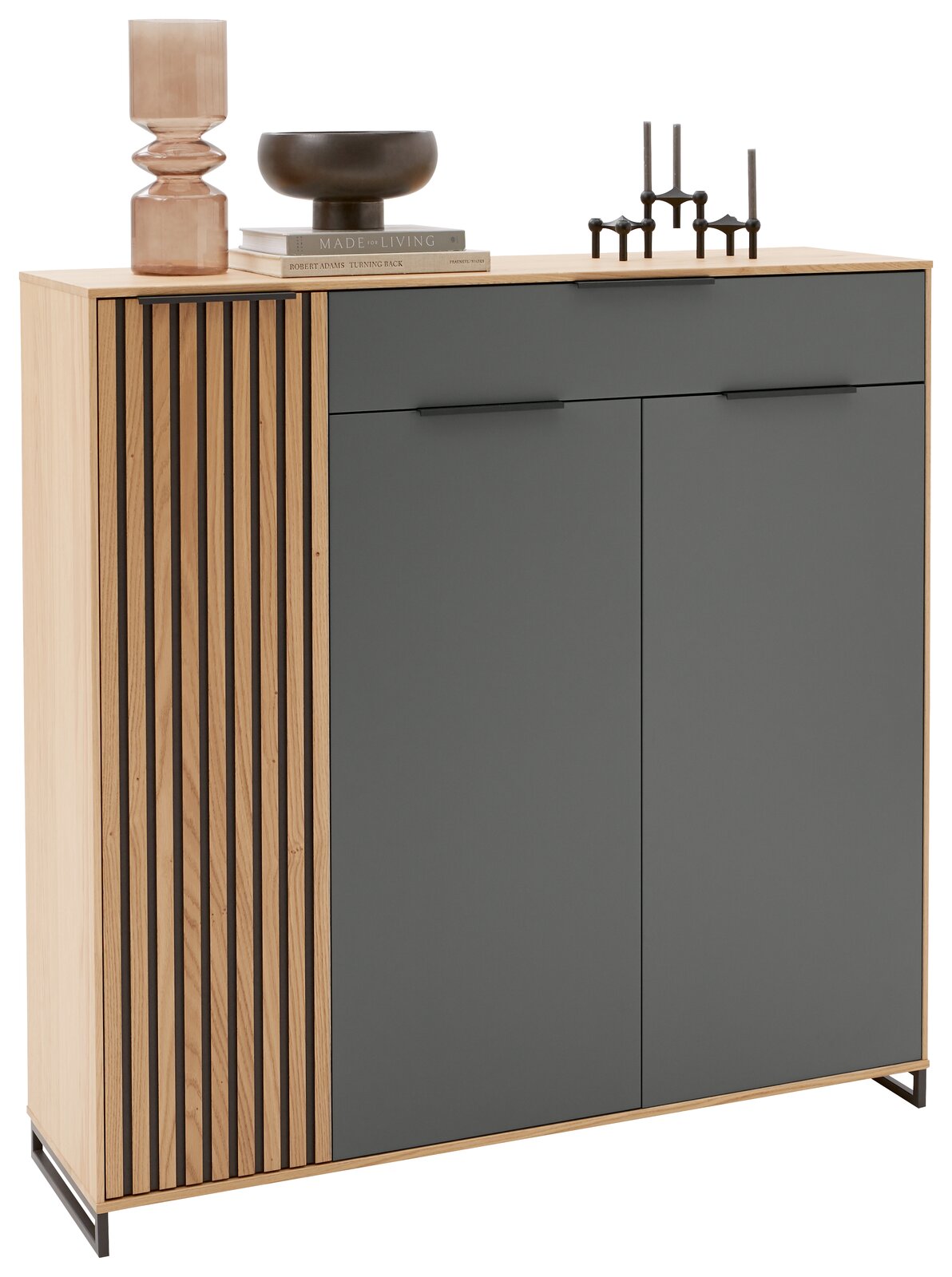 Moderner XL-Schuhschrank mit Holz- und Grauelementen, dekoriert mit einer Vase, einer Schale und Kerzenhaltern, aus der Frontalperspektive.