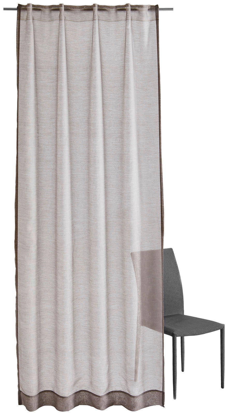 Vorhang in umbra Farbe mit Allover-Muster, frontal fotografiert, neben einem Stuhl