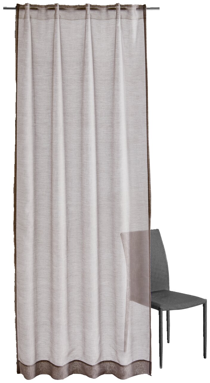 Vorhang in umbra Farbe mit Allover-Muster, frontal fotografiert, neben einem Stuhl