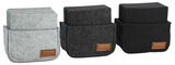 Drei Sets von Filzuntersetzern in hellgrau, dunkelgrau und schwarz, jeweils in einer passenden Filztasche mit braunem Lederetikett, frontal fotografiert.
